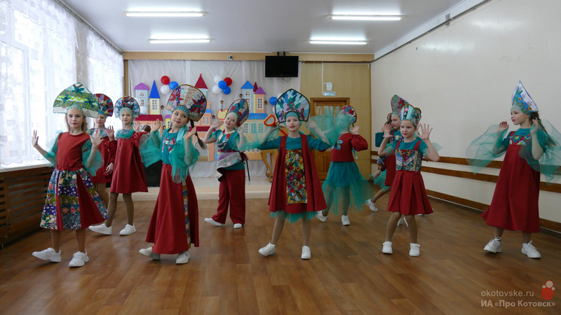 Воспитанники дома детского творчества Котовска поздравили мам и бабушек с Международным женским днём.