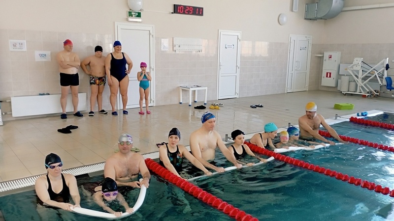Спортивные и дружные семьи Котовска приняли участие в семейном заплыве.