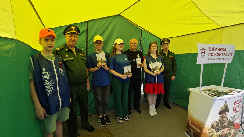 В Котовске в День России прошла акция по информированию населения о службе по контракту.
