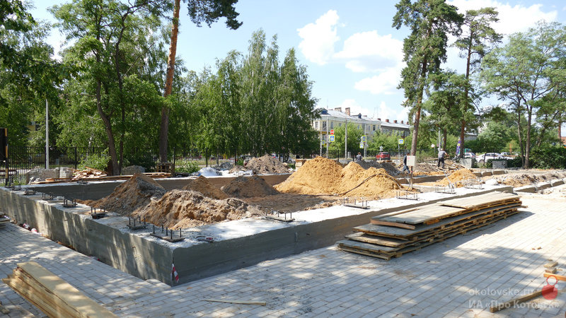 В сквере возле дома детского творчества Котовска началось строительство новой станции юных натуралистов с оранжереей.