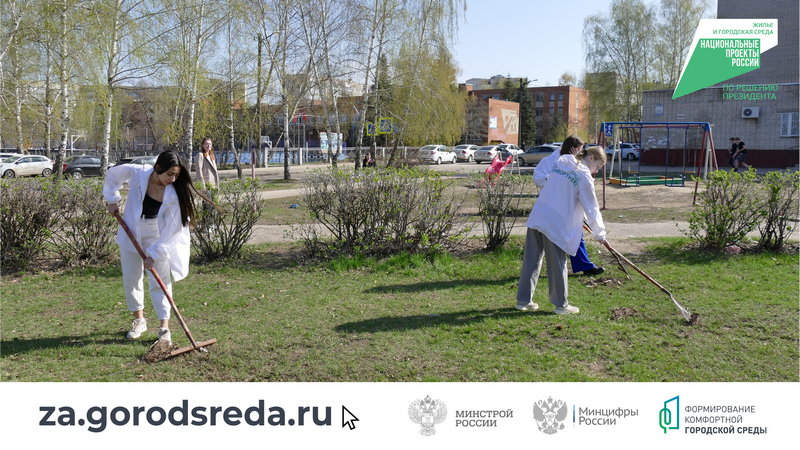 Волонтеры Котовска продолжают весеннюю уборку города.