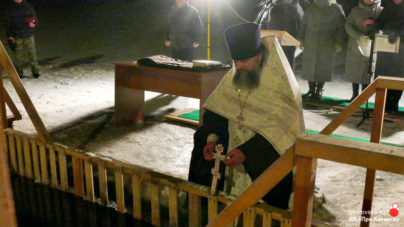 В Котовске более 200 жителей окунулись в иордани в крещенскую ночь.
