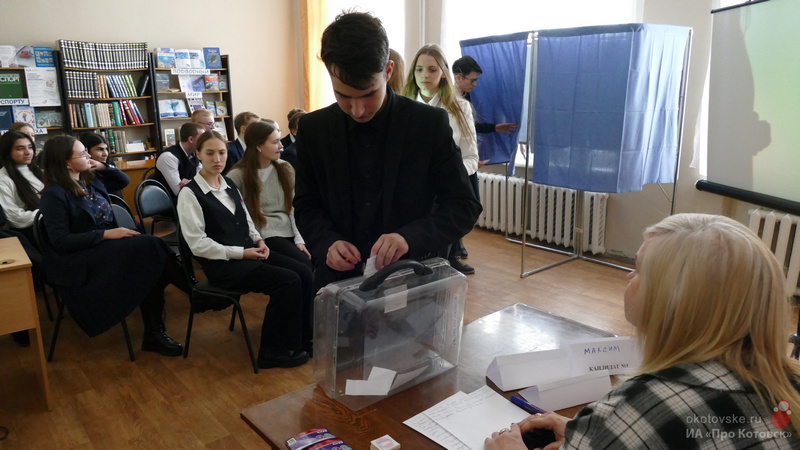 В центральной городской библиотеке Котовска имени В.В. Маяковского провели День молодого избирателя.