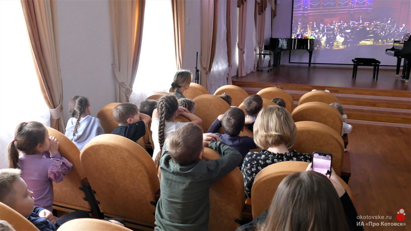 Котовские дошкольники, не выезжая из города, побывали на концерте в Московской филармонии.