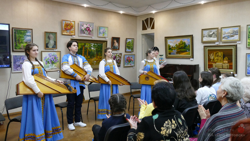 Талантливые художники и мастера Котовска на Рождественском вернисаже в музейном комплексе представили свыше трехсот уникальных творческих работ.