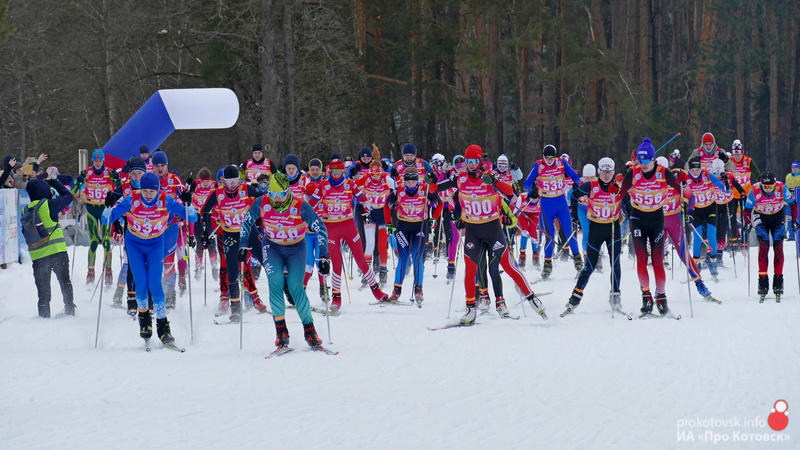 Более 300 спортсменов из 18 регионов России стали участниками сорок четвертого лыжного марафона «Трасса мужества» в Котовске.