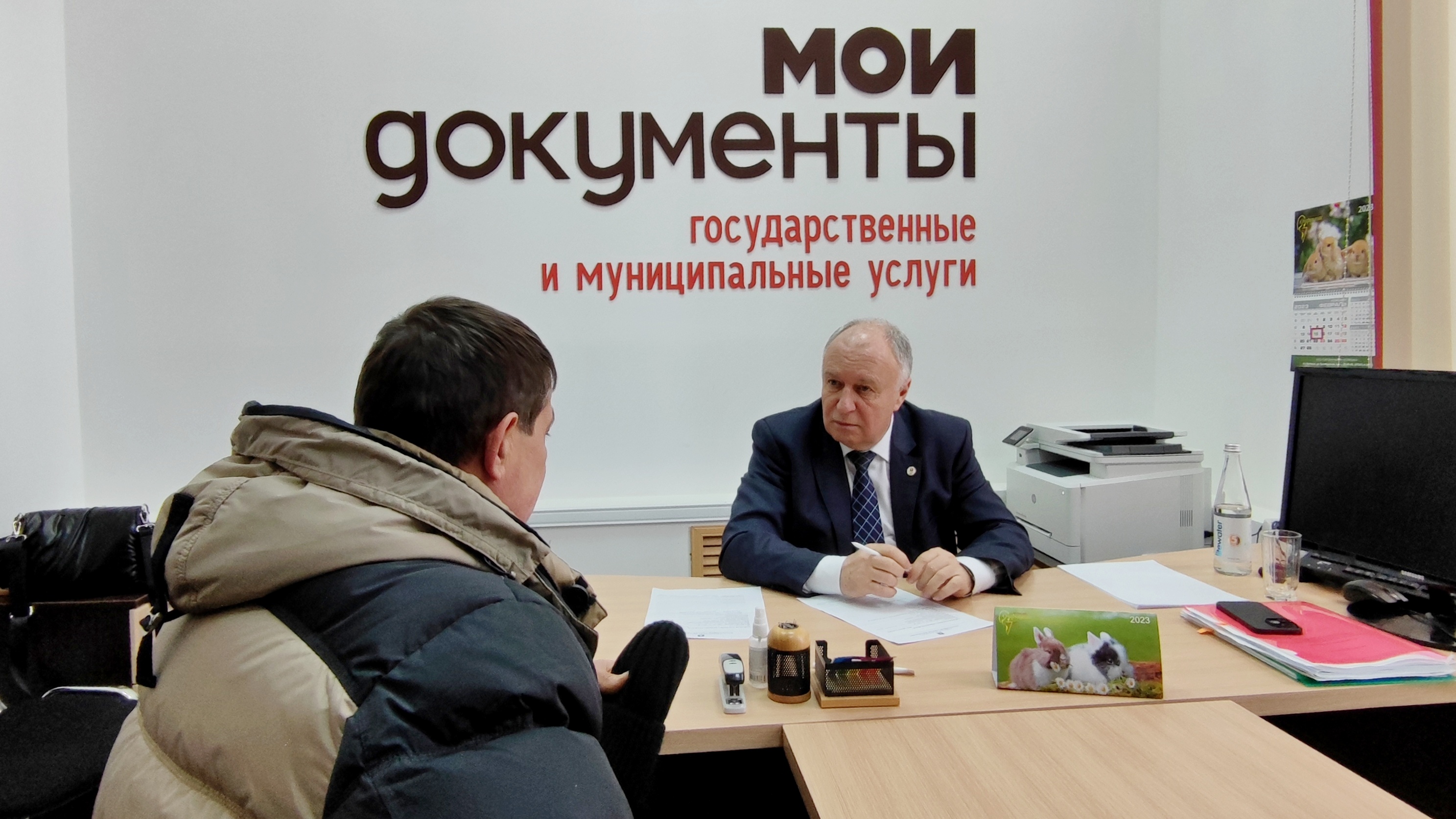 Глава Котовска Алексей Плахотников провел прием граждан в городском многофункциональном центре.