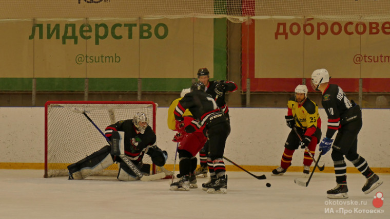 Котовский «Алмаз» вышел в финал товарищеского турнира по хоккею среди любительских команд.
