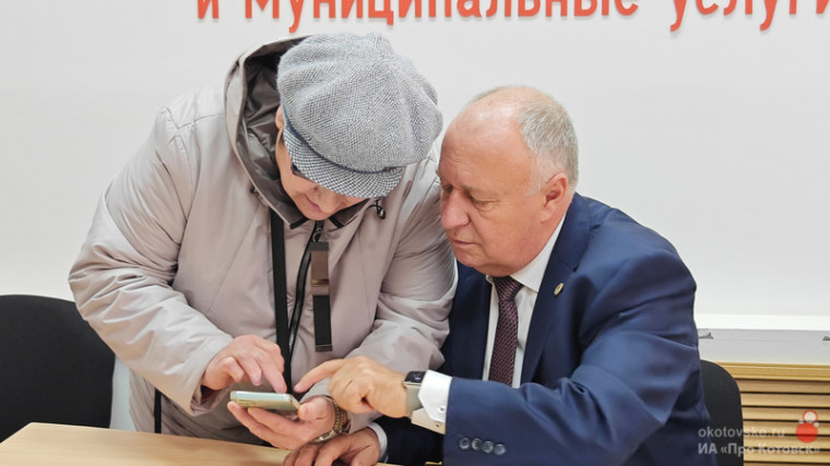 Глава Котовска Алексей Плахотников провел прием граждан в городском МФЦ.