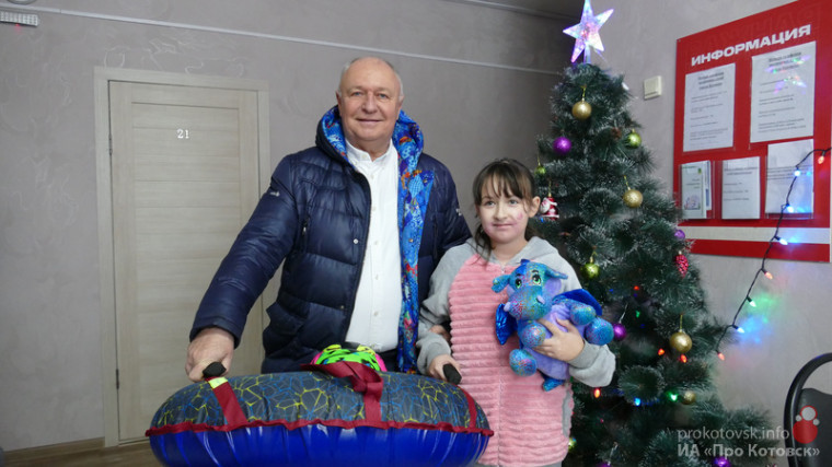 Глава Котовска Алексей Плахотников поздравил переселенцев из Мариуполя с наступающим Новым годом.