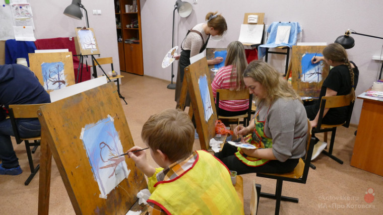 Воспитанники школы искусств Котовска вместе с родителями встали за мольберты.