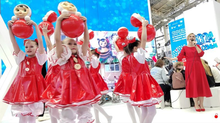 Котовск представил праздник неваляшки на международной выставке-форуме "Россия" в Москве.
