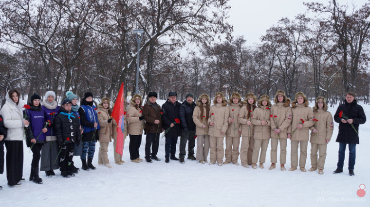 В память о жертвах блокады Ленинграда котовчане возложили цветы к мемориалу «Вечный огонь».