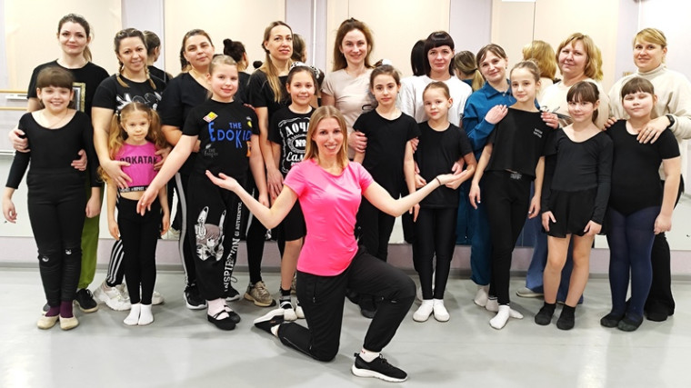 В детской школе искусств Котовска прошёл семейный мастер-класс по искусству хореографии.