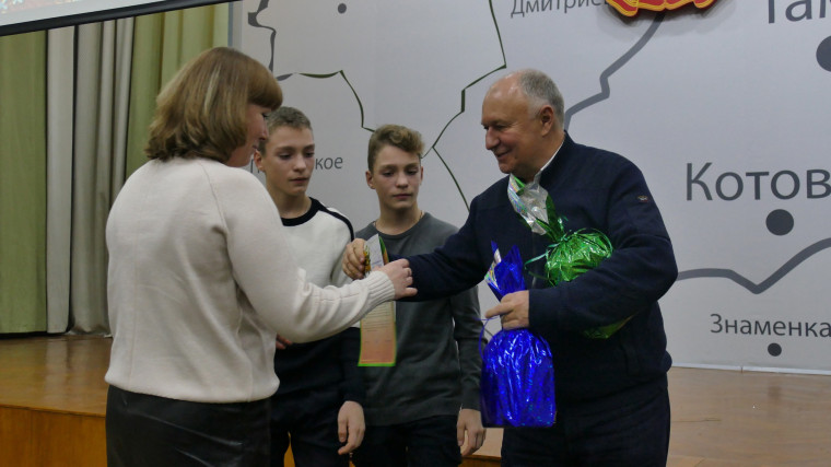 В преддверии Нового года глава Котовска Алексей Плахотников вручил подарки 122 одаренным детям.