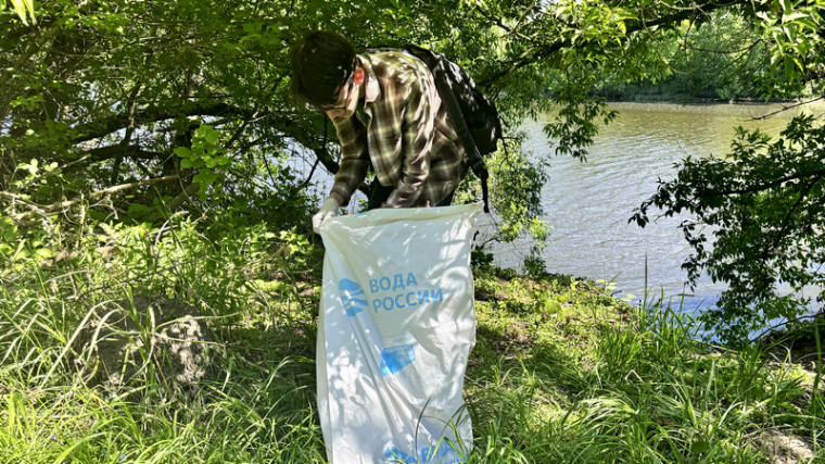 В Котовске участники всероссийской акции «Вода России» собрали более 20 мешков мусора вдоль берега реки Цны.