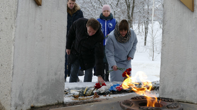 Котовчане возложили цветы к мемориалу "Вечный огонь".
