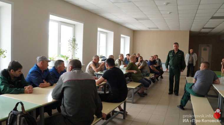 В Котовске фабрику мебельных фасадов «Скат» посетили члены рабочей группы по оказанию содействия набору граждан на службу в вооруженные силы России по контракту.