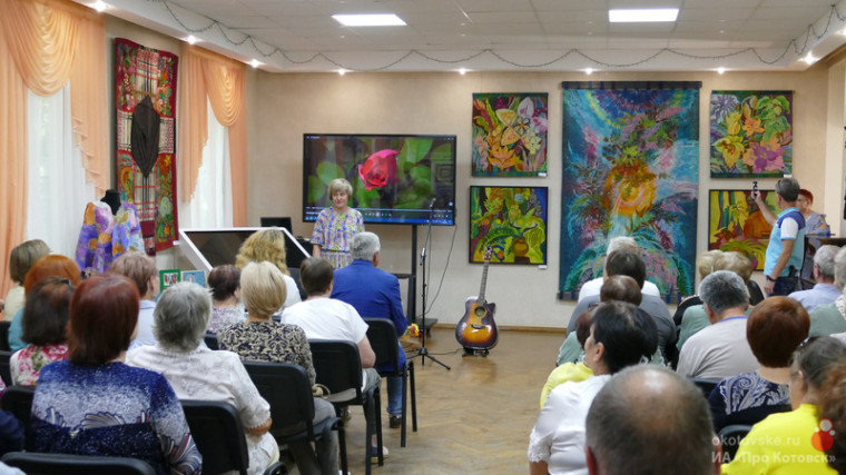В музейном комплексе Котовска открылась новая выставка «Цветы распустятся сами».