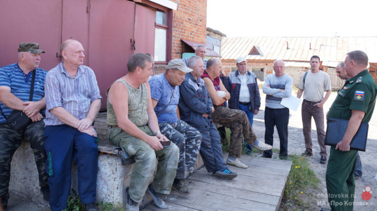 Управляющую компанию «Жилищное хозяйство» посетили члены рабочей группы по оказанию содействия набору граждан на службу в вооруженные силы России по контракту.