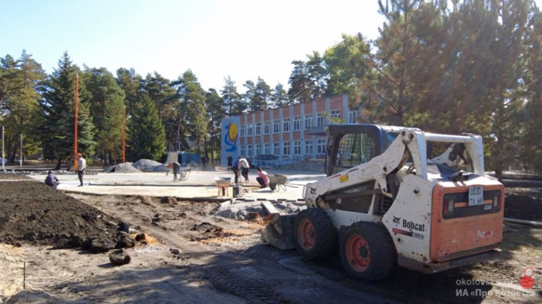 В Котовске продолжается реконструкция сквера возле дома детского творчества.