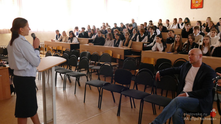 Котовские полицейские провели профориентационный урок в школе №3 с углубленным изучением отдельных предметов.