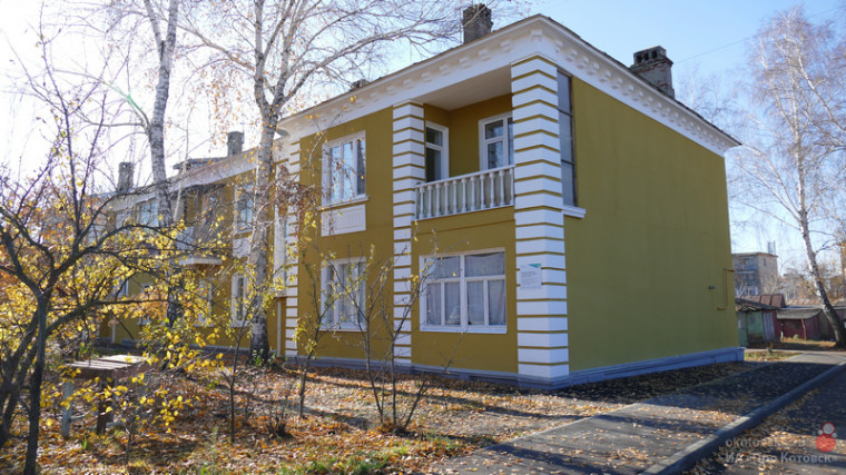 В Котовске благодаря взаимодействию собственников многоквартирного дома и администрации города удалось отремонтировать жилье и благоустроить двор.
