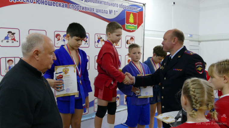 В соревнованиях по самбо на кубок начальника ОМВД России по городу Котовска приняли участие около шестидесяти борцов Тамбовской области.