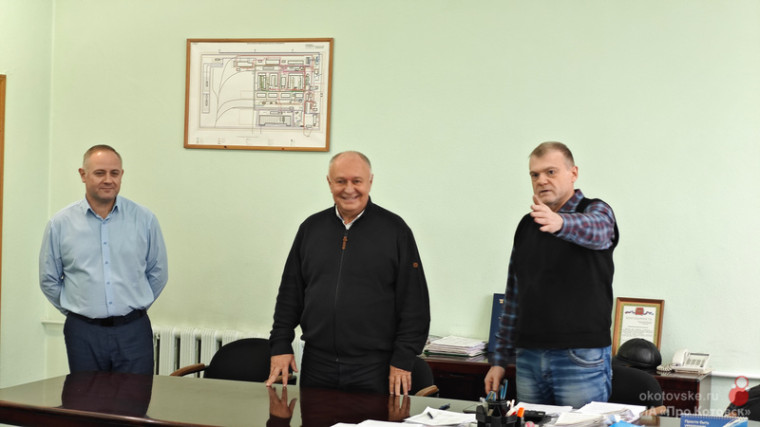 Глава Котовска Алексей Плахотников вручил почётную грамоту города руководителю Котовского лакокрасочного завода.