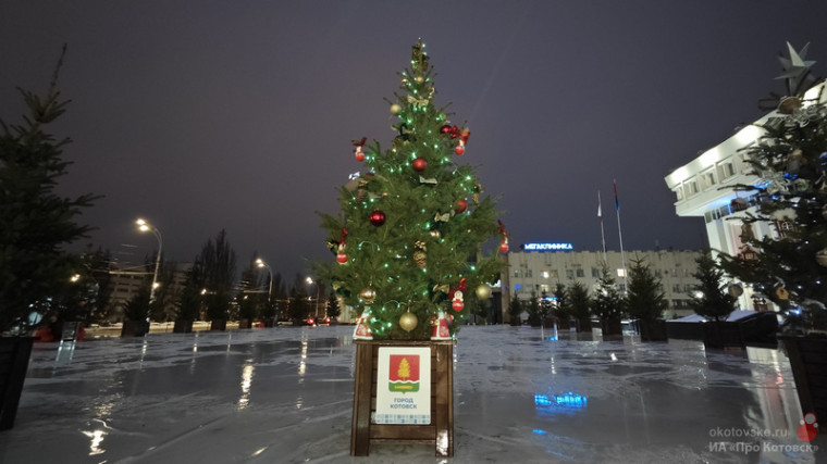 Главным украшением елки Котовска, установленной в областном центре, стала неваляшка.