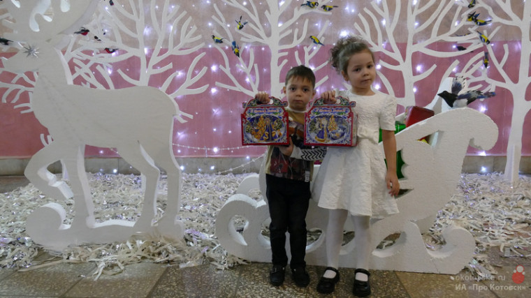 Более тысячи котовских мальчишек и девчонок получили подарки к Новому году.