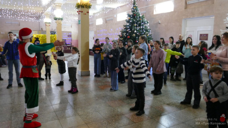 Более тысячи котовских мальчишек и девчонок получили подарки к Новому году.
