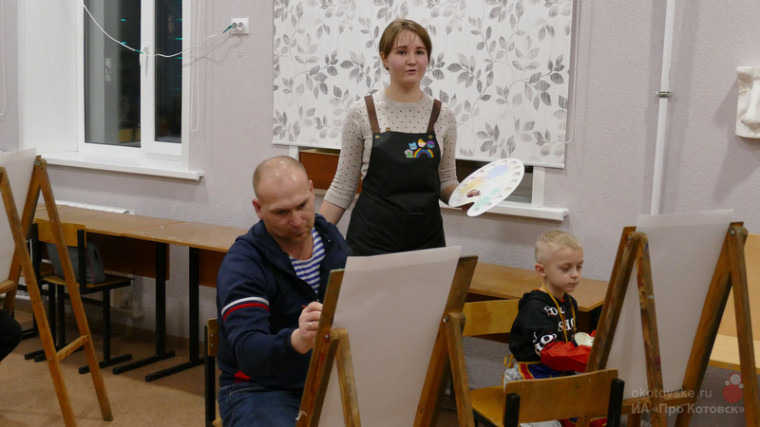 Воспитанники школы искусств Котовска вместе с родителями встали за мольберты.