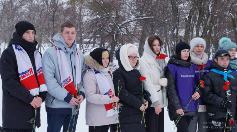 В память о жертвах блокады Ленинграда котовчане возложили цветы к мемориалу «Вечный огонь».