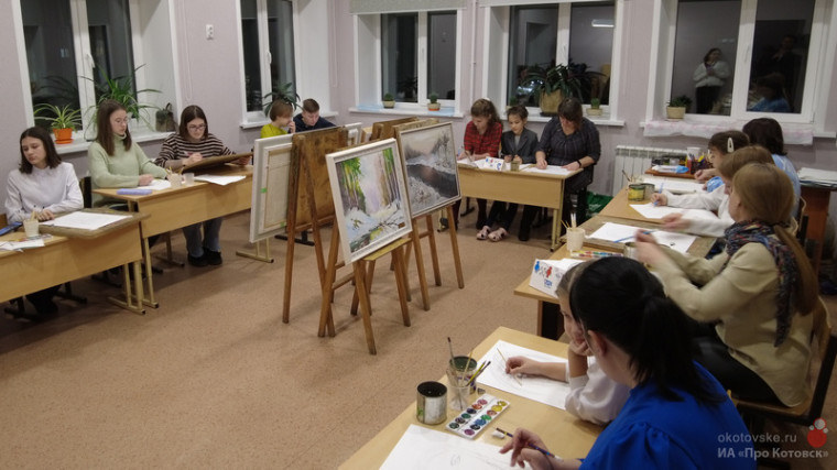 В детской школе искусств Котовска провели семейный мастер-класс по изобразительному искусству «Всей семьей в гости к госпоже Палитре».