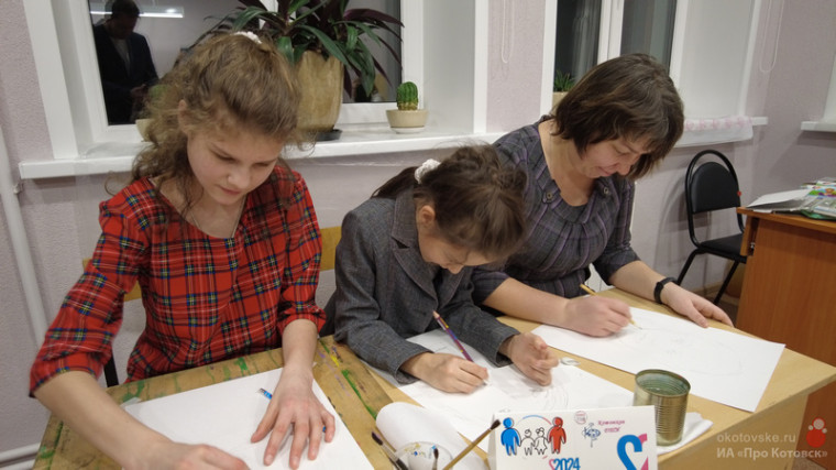 В детской школе искусств Котовска провели семейный мастер-класс по изобразительному искусству «Всей семьей в гости к госпоже Палитре».