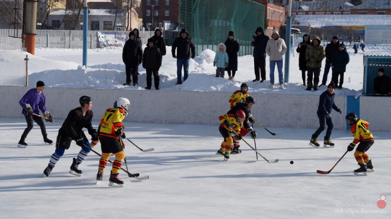 В Котовске в минувшие выходные прошли сразу два хоккейных матча.