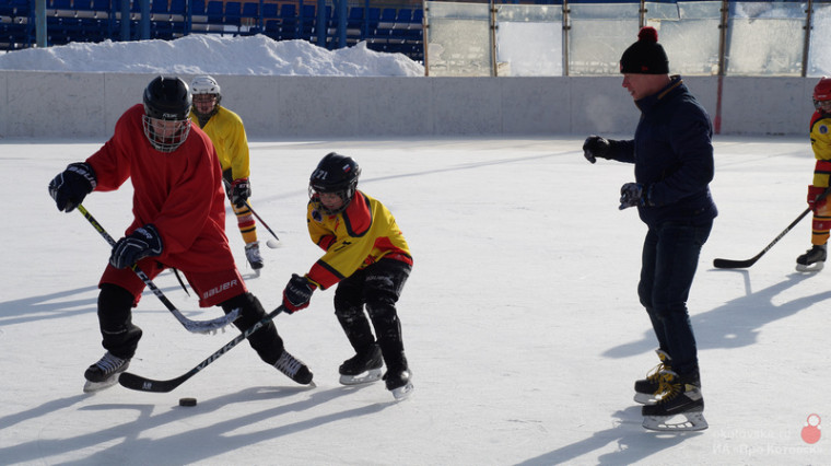 В Котовске в минувшие выходные прошли сразу два хоккейных матча.