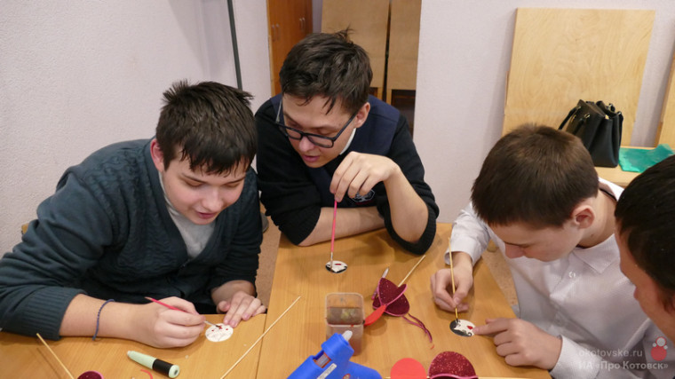 В детской школе искусств Котовска провели мастер-класс по изготовлению неваляшки.