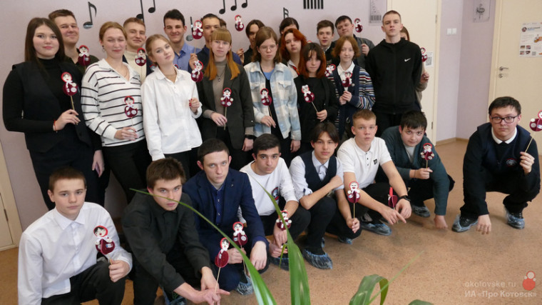 В детской школе искусств Котовска провели мастер-класс по изготовлению неваляшки.