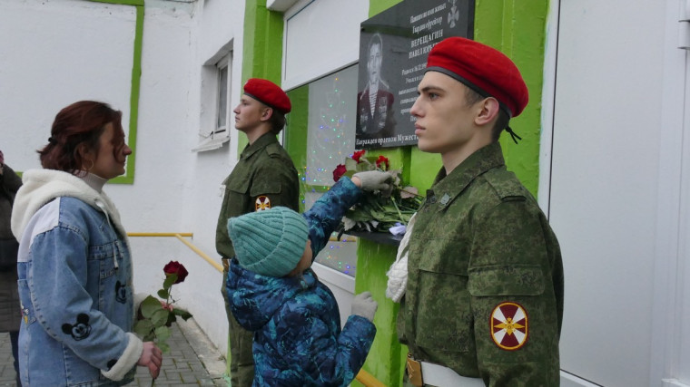 В Котовске открыли мемориальную доску в честь кавалера ордена Мужества Павла Верещагина, погибшего в ходе специальной военной операции.