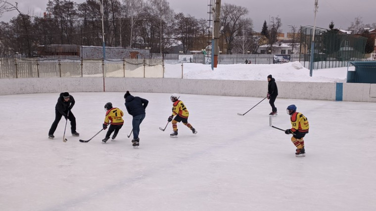 В Котовске прошел хоккейный матч между отцами и детьми.