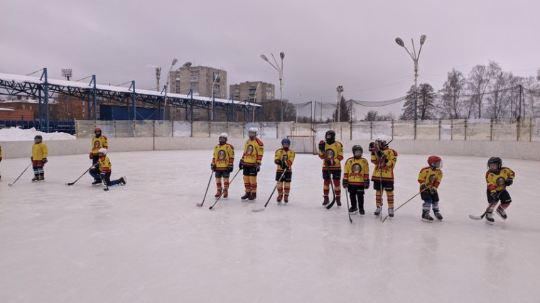 В Котовске прошел хоккейный матч между отцами и детьми.
