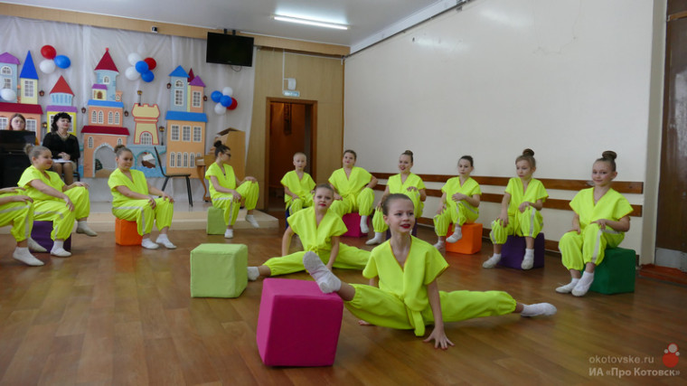 Воспитанники дома детского творчества Котовска поздравили мам и бабушек с Международным женским днём.