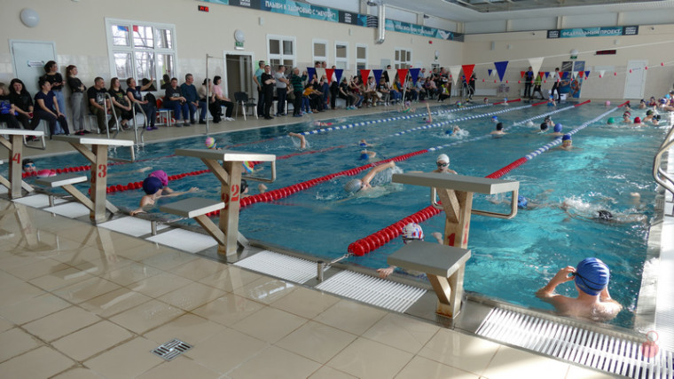 В котовском бассейне «Мечта» прошли первые соревнования по плаванию.
