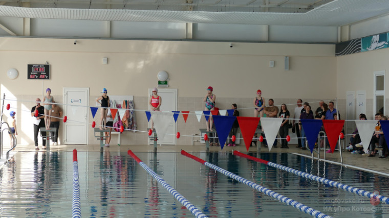 В котовском бассейне «Мечта» прошли первые соревнования по плаванию.
