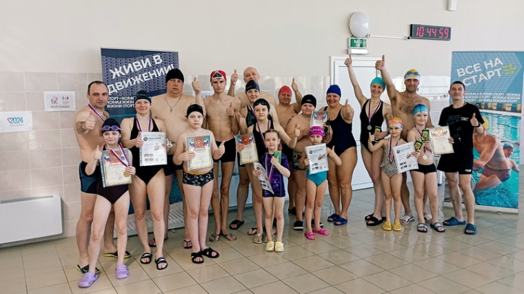 Спортивные и дружные семьи Котовска приняли участие в семейном заплыве.