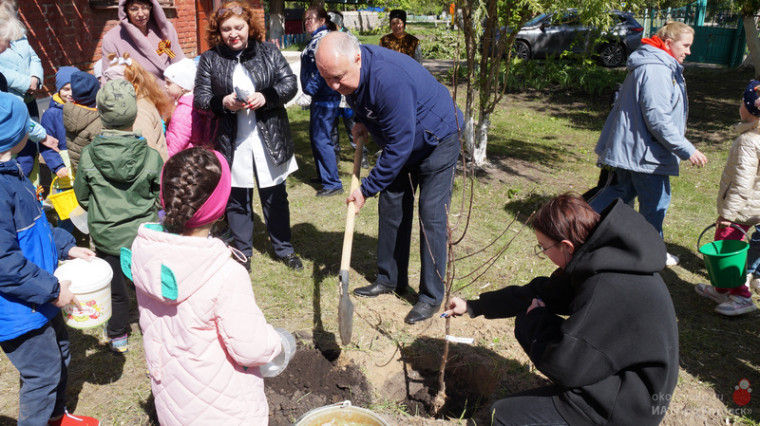 В Котовске высадили 79 плодовых деревьев в рамках международной акции «Сад Памяти» нацпроекта «Экология».