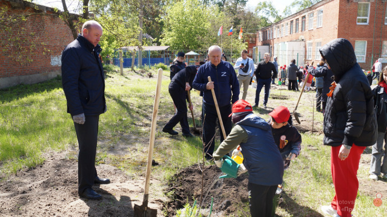 В Котовске высадили 79 плодовых деревьев в рамках международной акции «Сад Памяти» нацпроекта «Экология».