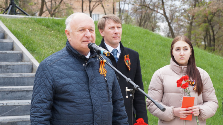 Девятое мая жители Котовска начали возложением цветов к Вечному огню.